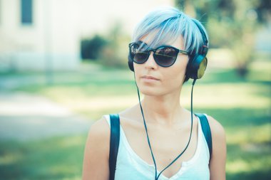 Mavi saç hipster kadın