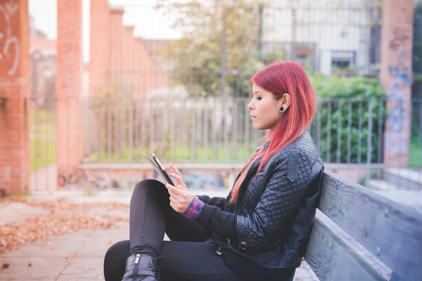 Young girl using tablet — Stock Photo, Image