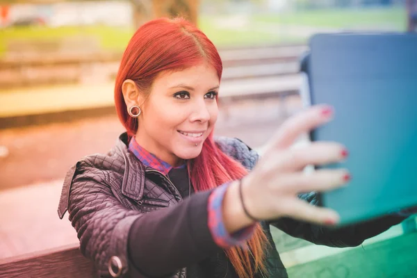 Jong meisje met behulp van Tablet PC — Stockfoto