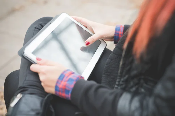 Frau benutzt Tablet — Stockfoto