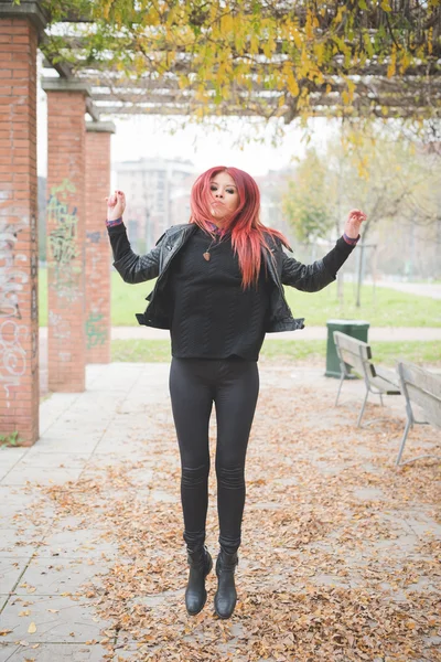 Vrouw buiten springen — Stockfoto