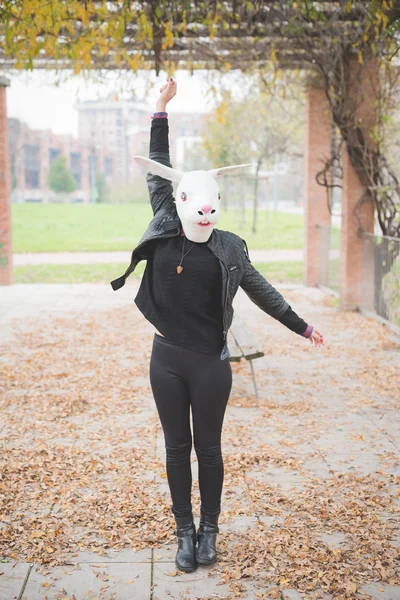 Vrouw met konijn masker — Stockfoto