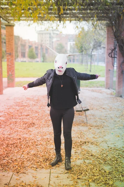 Vrouw met konijn masker — Stockfoto