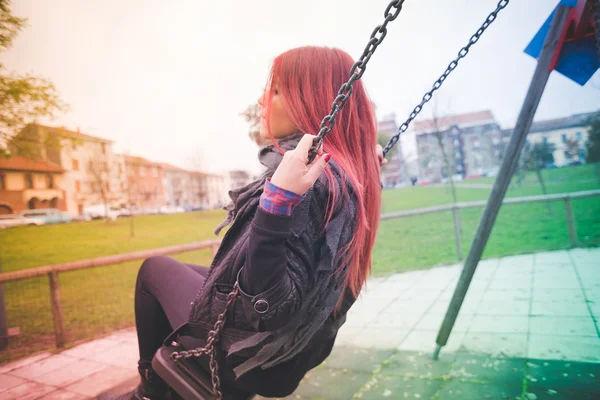 Mulher se divertindo no parque infantil — Fotografia de Stock