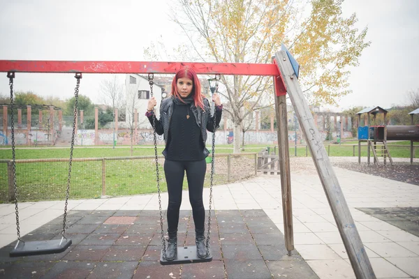 Frau hatte Spaß auf Spielplatz — Stockfoto