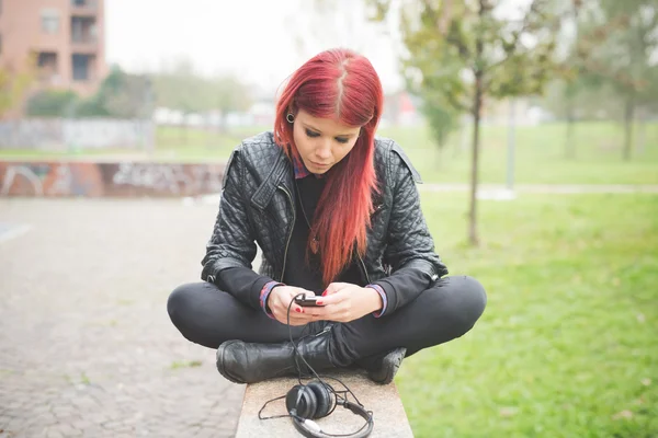 Jonge vrouw met smartphone — Stockfoto