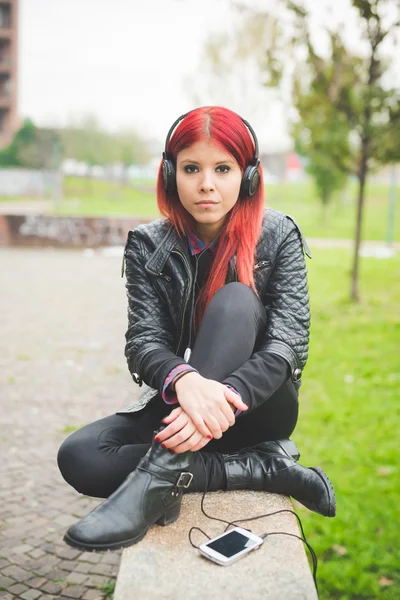 Jovem mulher ouvindo música — Fotografia de Stock