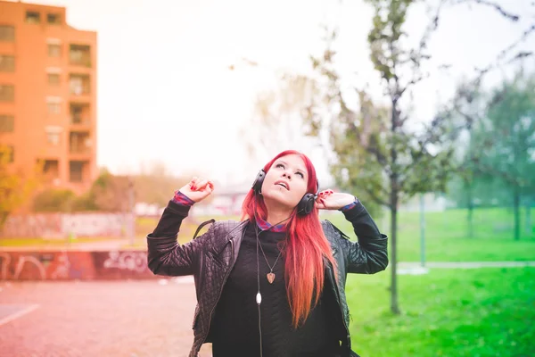 Jovem mulher ouvindo música — Fotografia de Stock