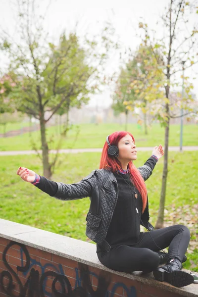 Junge Frau hört Musik — Stockfoto