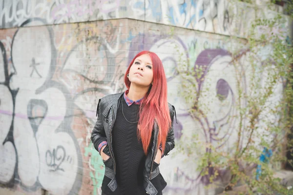 Mujer joven contra Graffiti pared —  Fotos de Stock