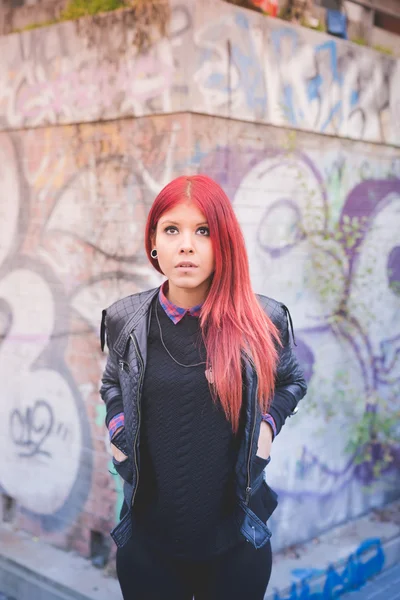 Mujer joven contra Graffiti pared — Foto de Stock