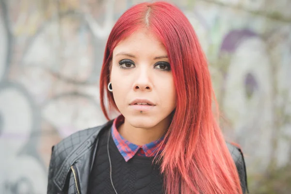 Mujer joven contra Graffiti pared —  Fotos de Stock