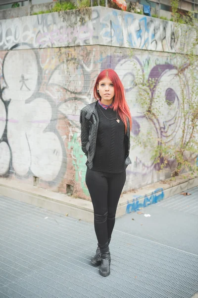 Young woman against Graffiti wall — Stock Photo, Image