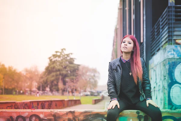 Young beautiful woman in city — Stock Photo, Image