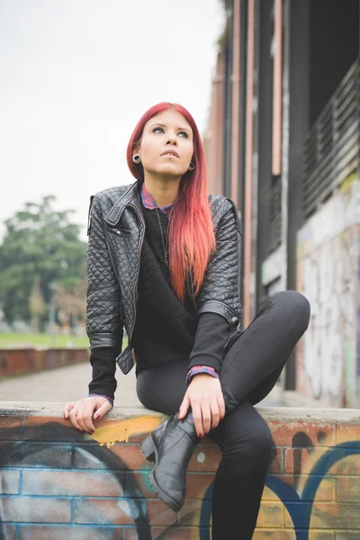 Joven hermosa mujer en la ciudad — Foto de Stock