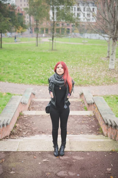 Young beautiful woman in park — Stock Photo, Image