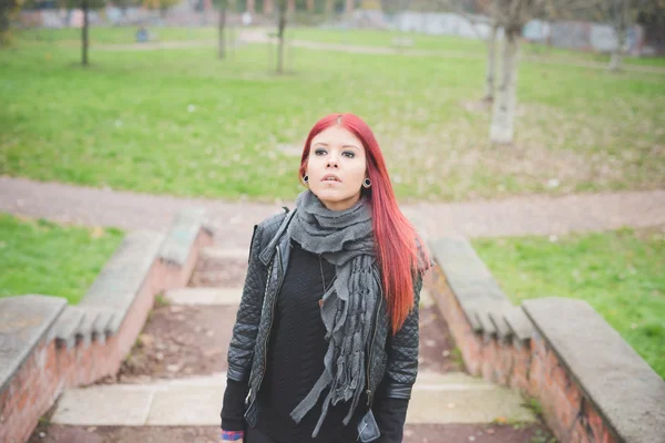 Junge schöne Frau im Park — Stockfoto