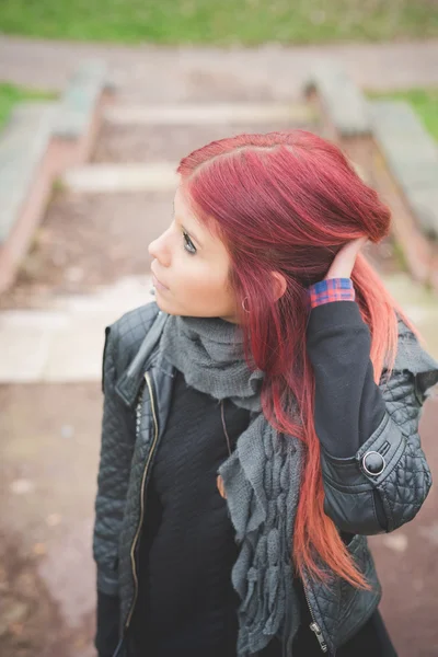 Young beautiful woman in park — Stock Photo, Image