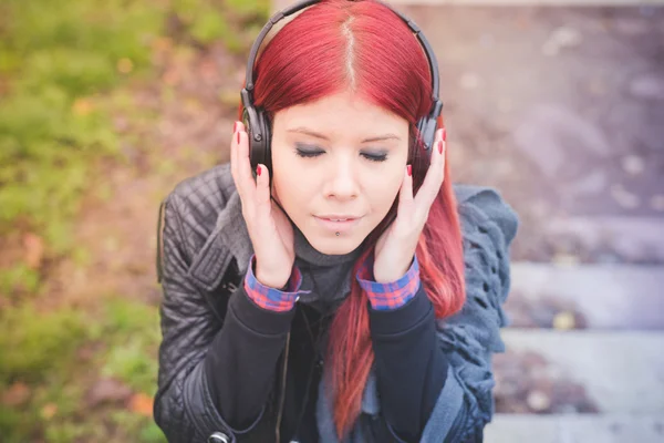 Jonge vrouw luisteren muziek — Stockfoto