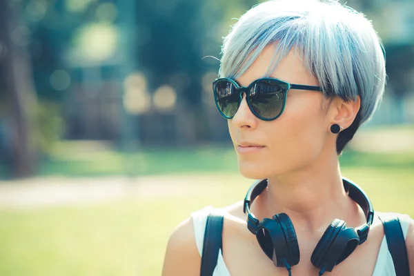 Niebieskie włosy hipster kobieta — Zdjęcie stockowe