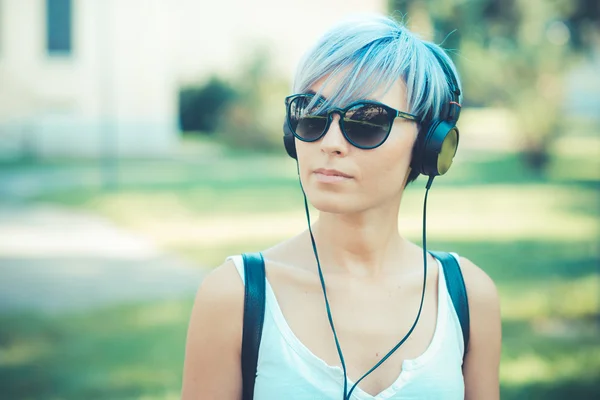 Pelo azul mujer hipster — Foto de Stock