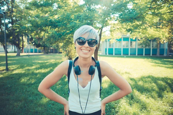 Blauhaar Hipster Frau — Stockfoto