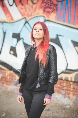 Graffiti duvar karşı genç kadın