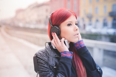 güzel Venezüellalı kadın müzik dinleme