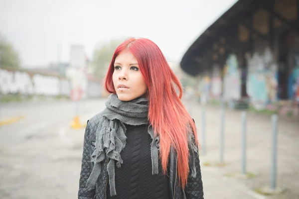 Young woman with red hair in city — Stock Photo, Image
