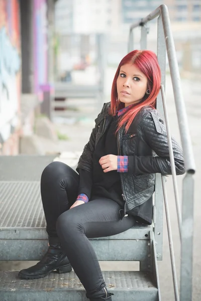 Mulher bonita com cabelo vermelho — Fotografia de Stock