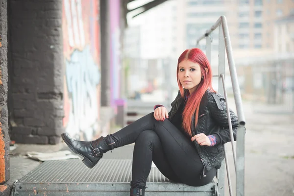 Mulher bonita com cabelo vermelho — Fotografia de Stock