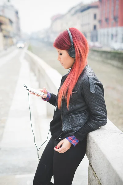 Jovem bonito cabelo vermelho venezuelano mulher estilo de vida ouvindo mu — Fotografia de Stock