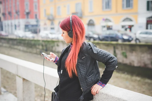 Young beautiful red hair venezuelan woman lifestyle listening mu — Stock Photo, Image