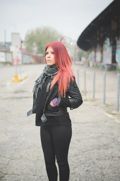 Jovem bonito cabelo vermelho venezuelano estilo de vida mulher — Fotografia de Stock