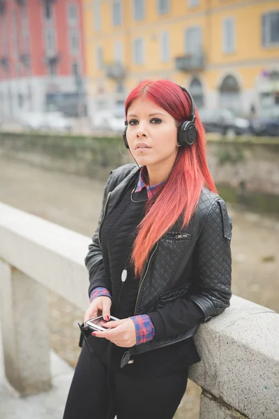 Jovem bonito cabelo vermelho venezuelano mulher estilo de vida ouvindo mu — Fotografia de Stock