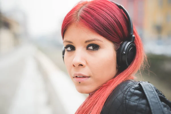 Bela mulher venezuelana ouvir música — Fotografia de Stock