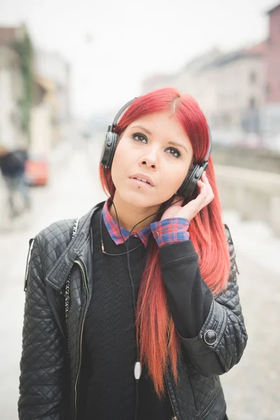 Mooie Venezolaanse vrouw luisteren muziek — Stockfoto