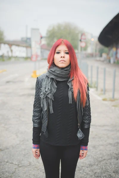 Mujer venezolana en la ciudad — Foto de Stock