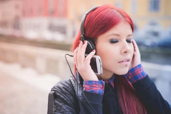 Belle femme vénézuélienne écouter de la musique — Photo