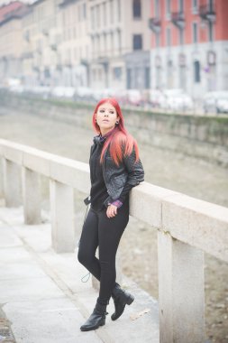 güzel Venezüellalı kadın müzik dinleme