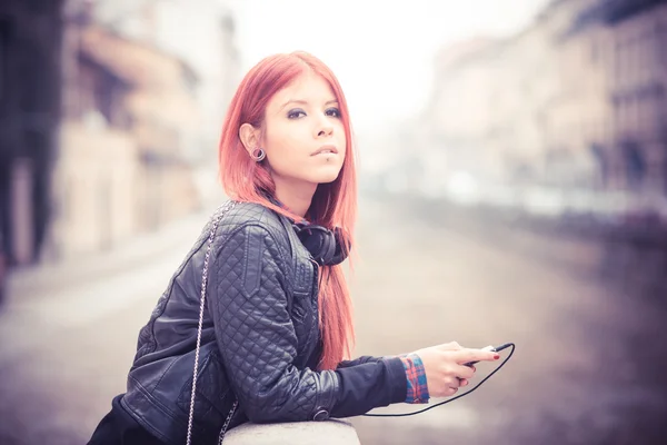 Vacker venezuelanska kvinna lyssnar musik — Stockfoto