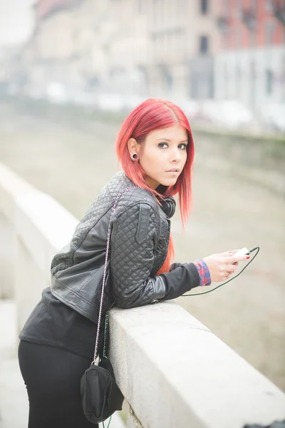 Hermosa venezolana mujer escuchando música — Foto de Stock