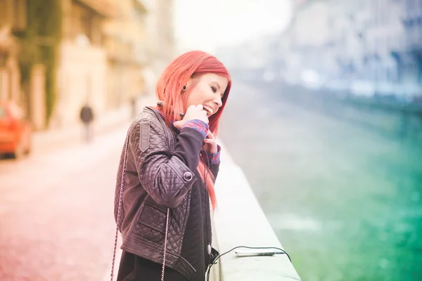 Mooie Venezolaanse vrouw luisteren muziek — Stockfoto