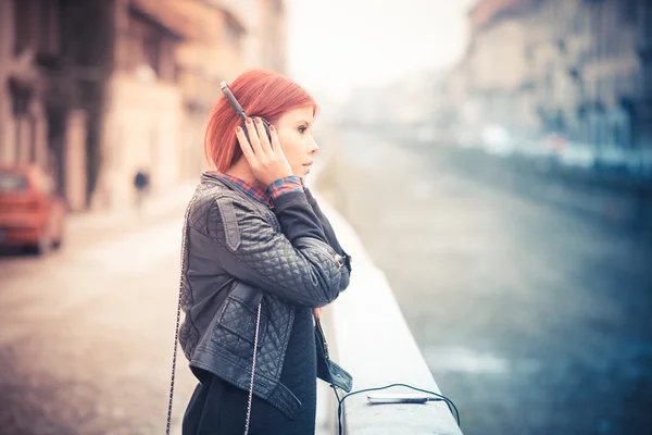 Красивая венецианская женщина слушает музыку — стоковое фото