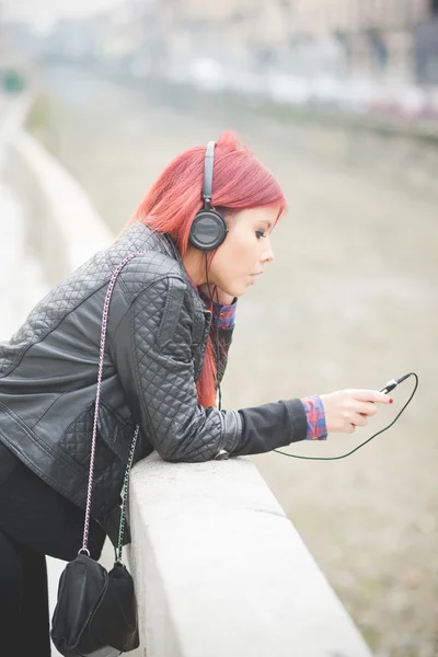 Hermosa venezolana mujer escuchando música — Foto de Stock