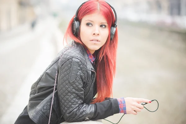 Beautiful venezuelan woman  listening music — Stock Photo, Image