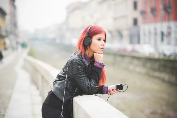 Belle femme vénézuélienne écouter de la musique — Photo