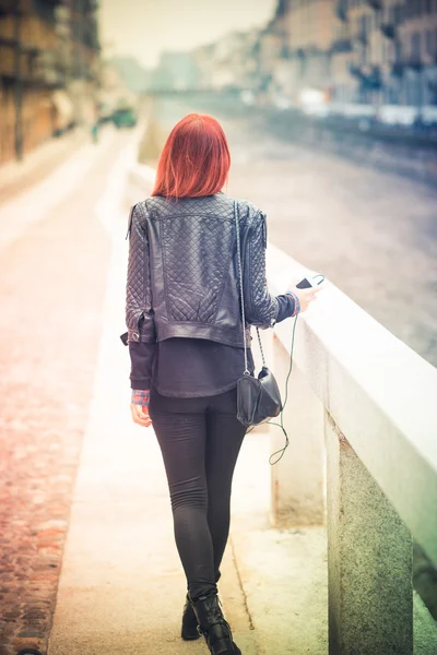 Joven hermoso pelo rojo venezolano mujer estilo de vida escuchar mu — Foto de Stock