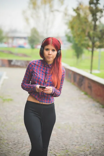 Unga vackra röda hår venezuelanska kvinna livsstil lyssnande mu — Stockfoto