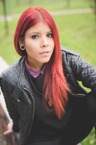 Joven hermoso pelo rojo venezolano mujer estilo de vida escuchar mu —  Fotos de Stock